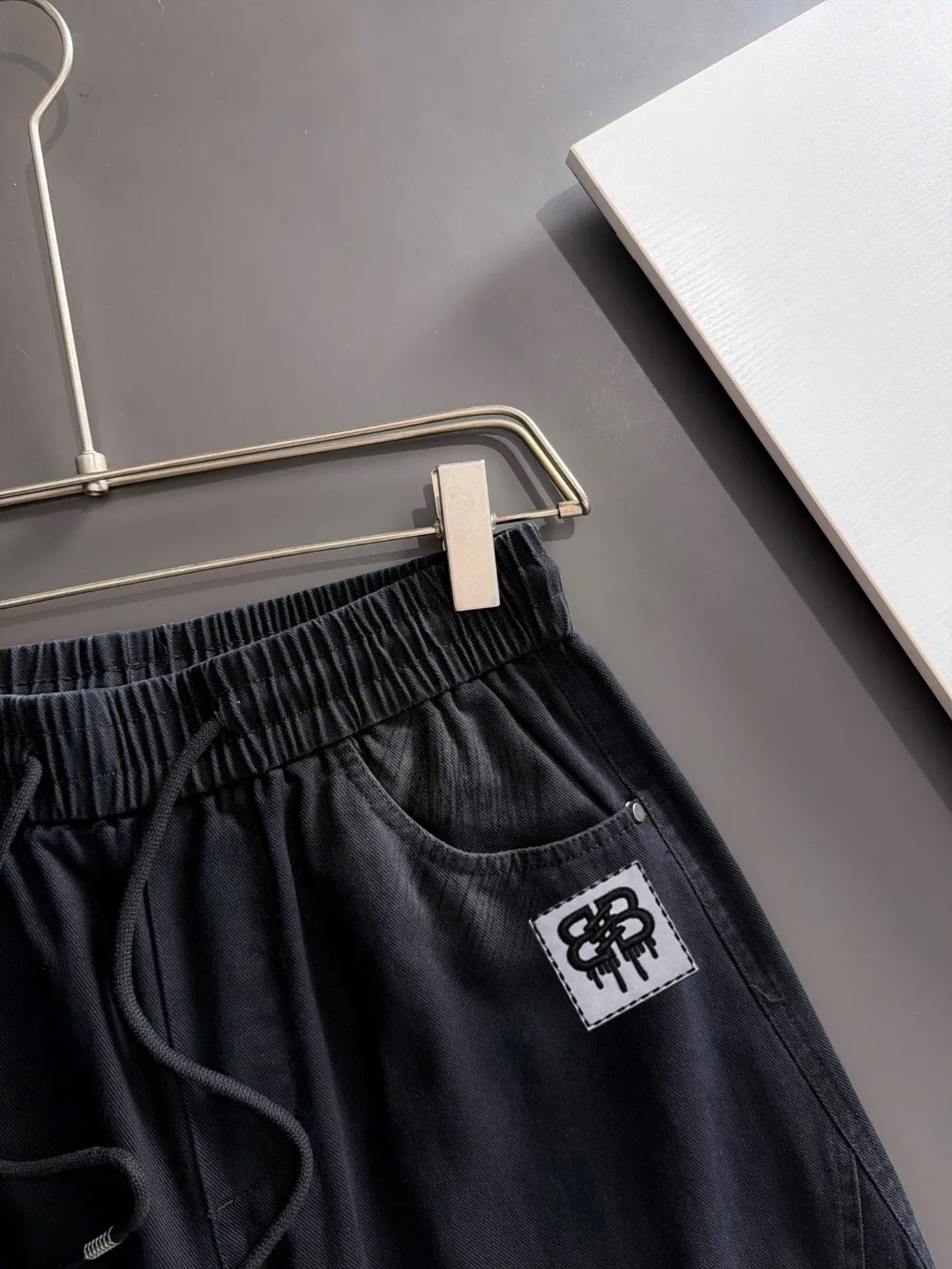 Next day shipment P195 Balenciaga High Quality 2026 Autumn and Winter New Arrival elastic band casual pants, counter-customized fabrics, Breathable, high comfort, impeccable details, brand element design concept, reflecting high quality. It feels delicate and soft! It presents a casual cut and the upper body shape is great! Sizes:S-3XL